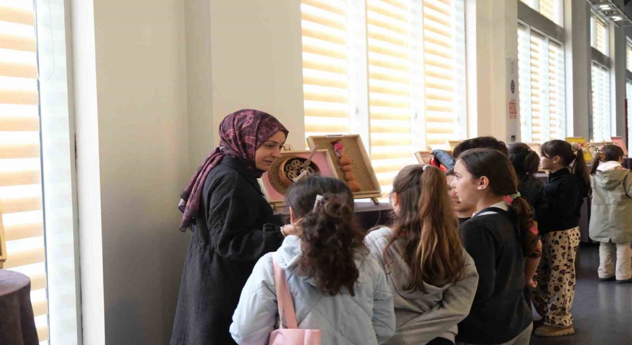 Bu sergide Türkçenin zenginlikleri anlatılıyor