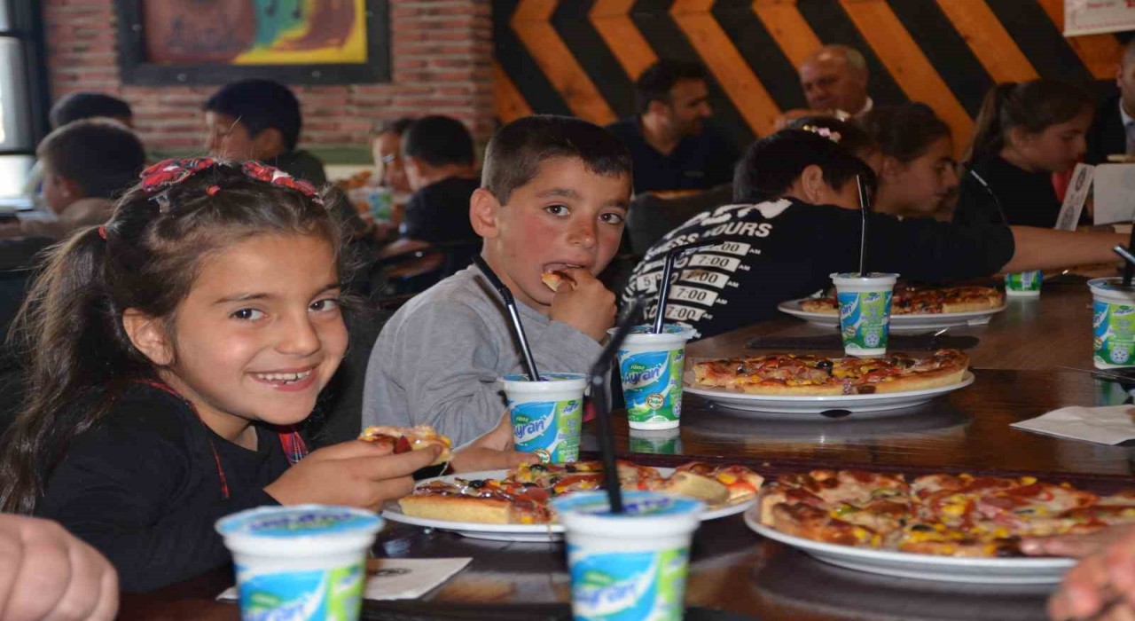 Bulanıkta köy çocuklarına pizza ikramı