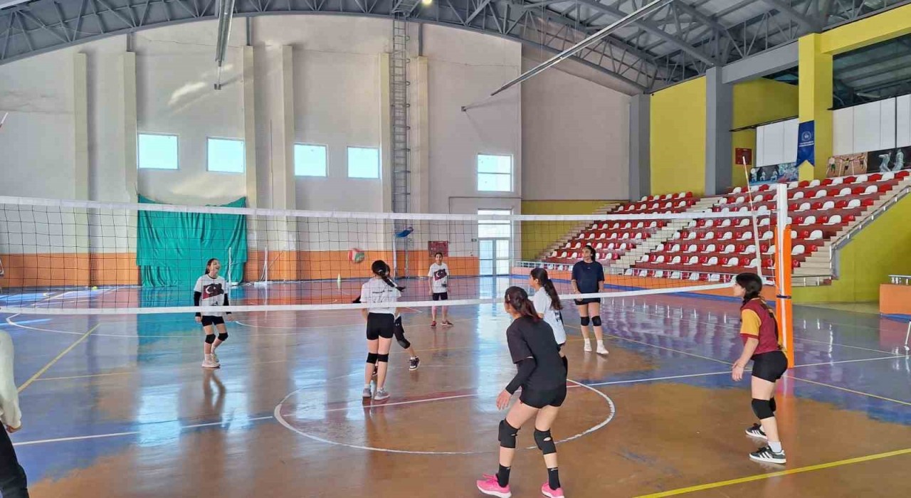 Bulanıkta voleybol antrenmanlarına yoğun ilgi