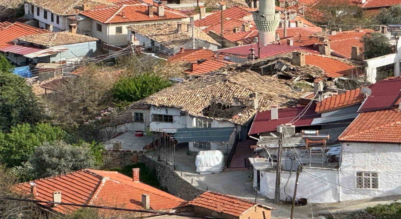 Buldanda tarihi iki katlı ev çöktü