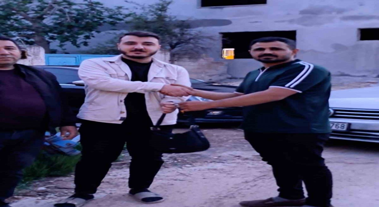 Bulduğu para ve ziynet dolu çantayı sahibine teslim etti