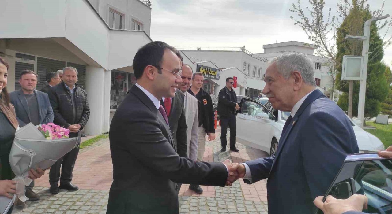 Bülent Arınç ve Mücahit Arınç Selendiyi ziyaret etti