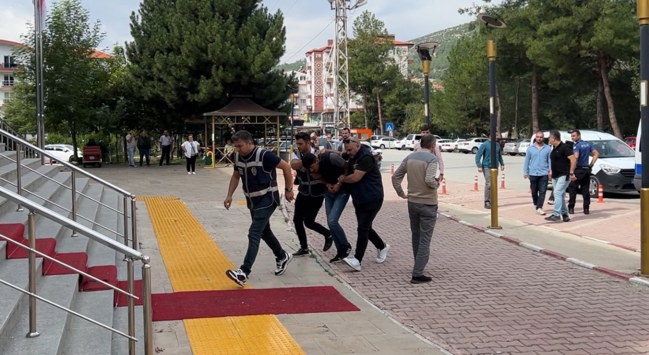 Burdurda aracının önünü kesip halasının oğlunu öldüren genç ve eşi için ağırlaştırılmış müebbet ceza talebi