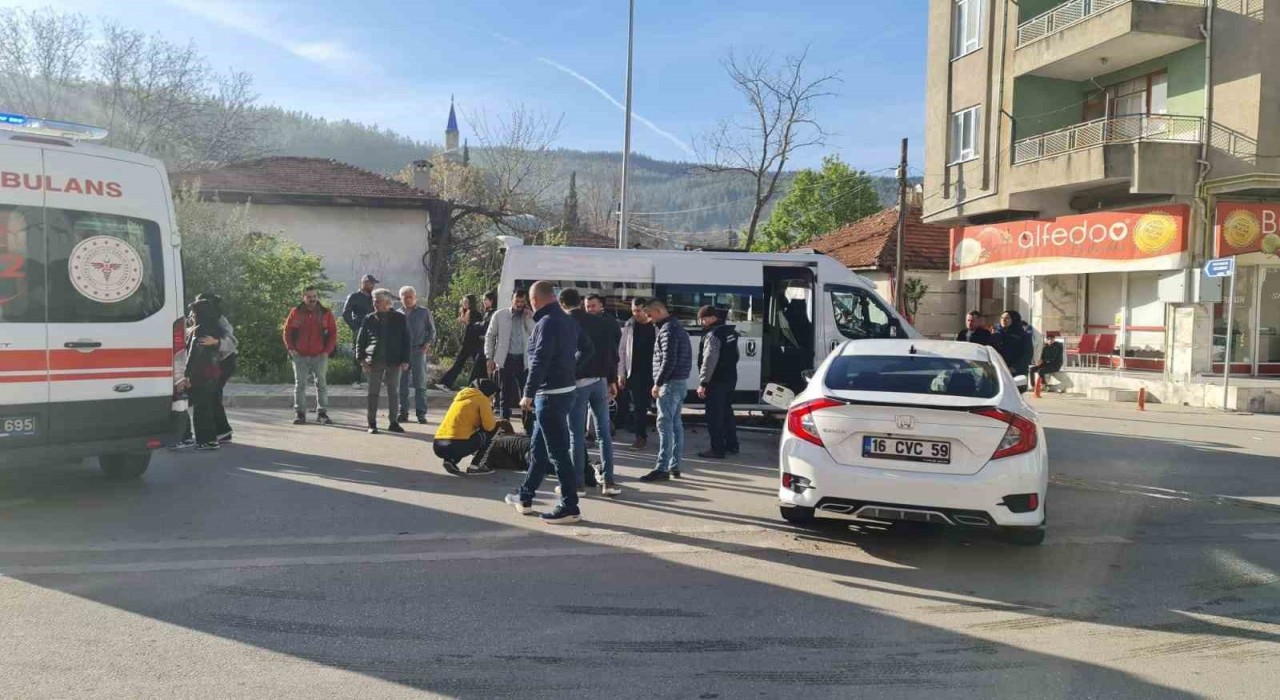 Burdurda okul servisi ile otomobil çarpıştı: 5i öğrenci 6 yaralı