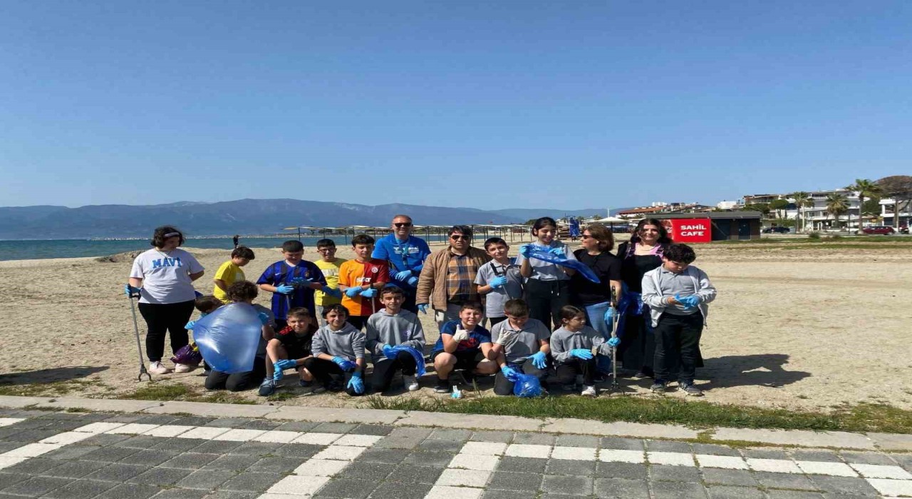 Burhaniyede Hacı Mustafa Müdüroğlu Ortaokulundan plaj temizliği