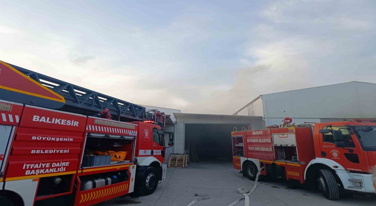 Burhaniyede marangoz atölyesi alevlere teslim oldu