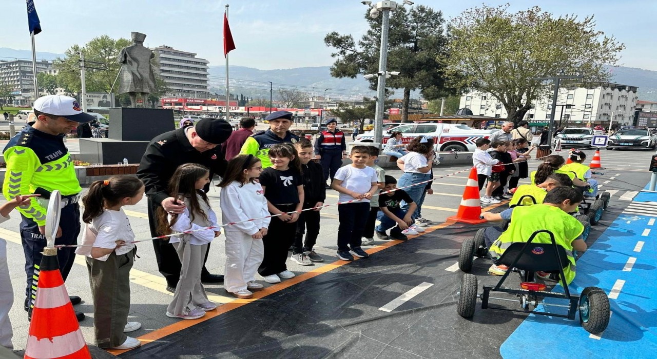 Bursa İl Jandarma Komutanlığından miniklere trafik dersi