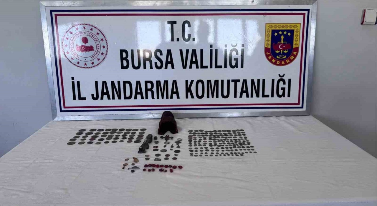 Bursada 226 sikke ve minyatür heykel ele geçirildi