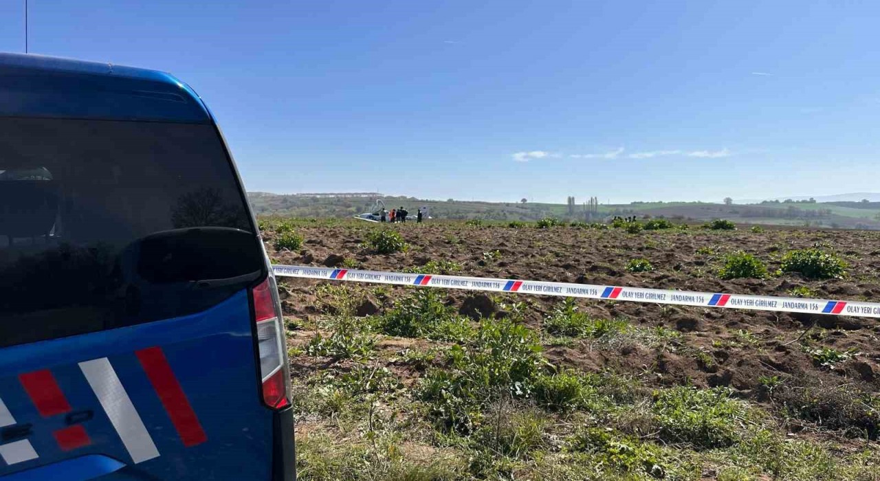Bursada eğitim uçağı tarlaya mecburi iniş yaptı