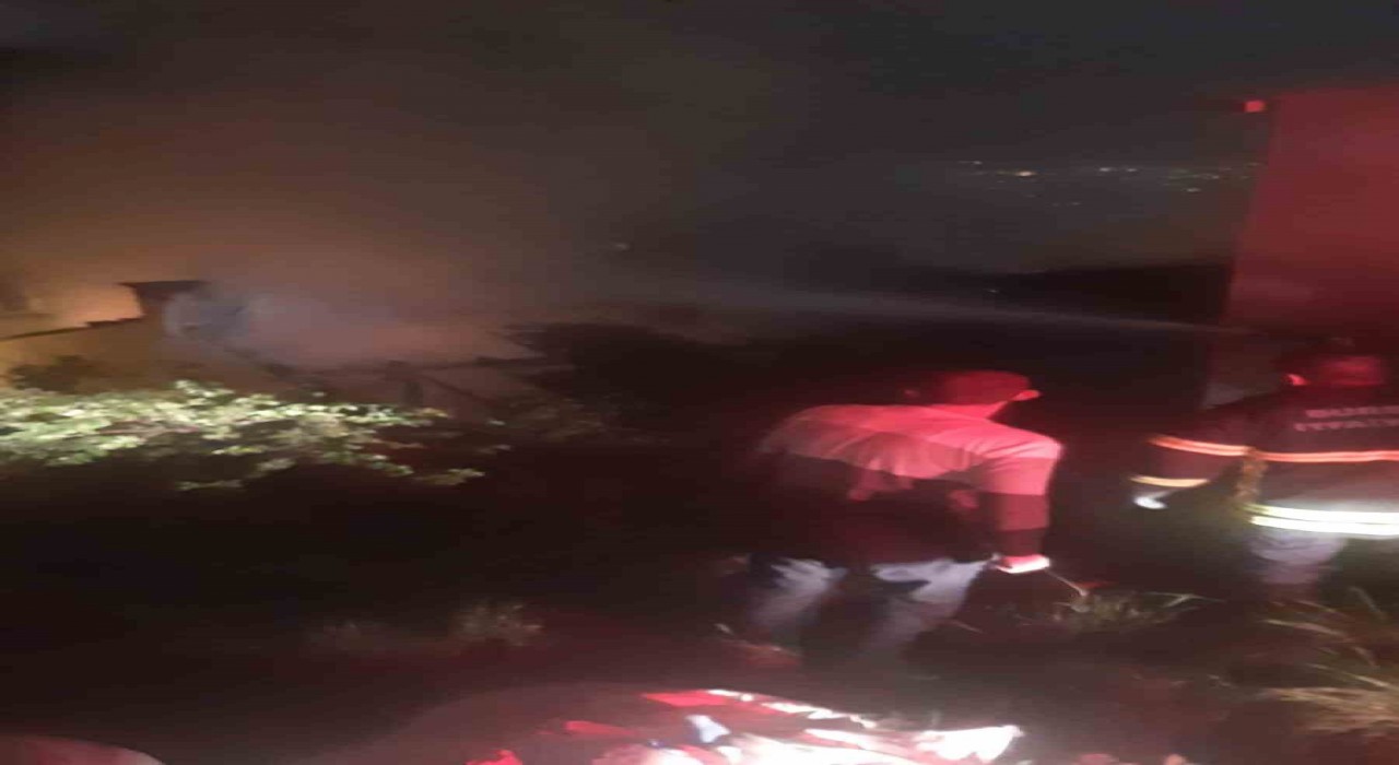 Bursada evin çatı katı alev alev yandı