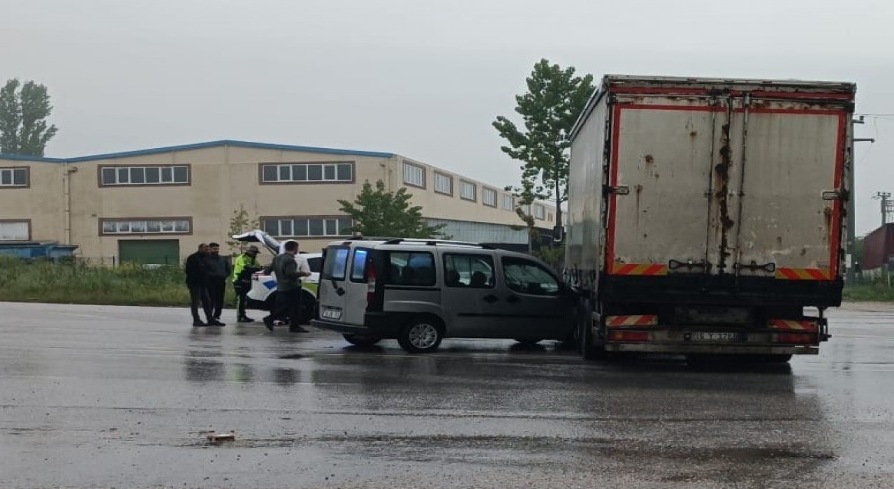 Bursada hafif ticari araç kamyonla çarpıştı: 1 yaralı