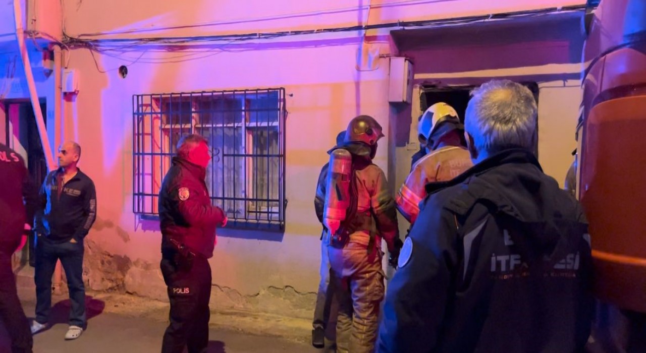 Bursada iki katlı evde yangın paniği