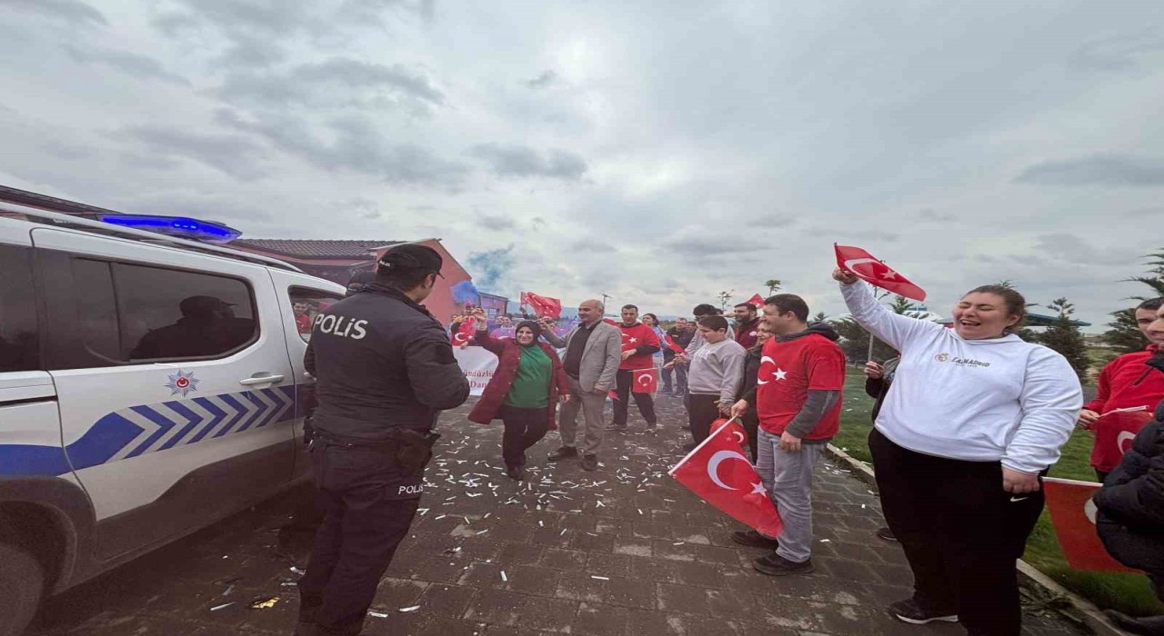 Bursada polis ekiplerine meşaleli sürpriz