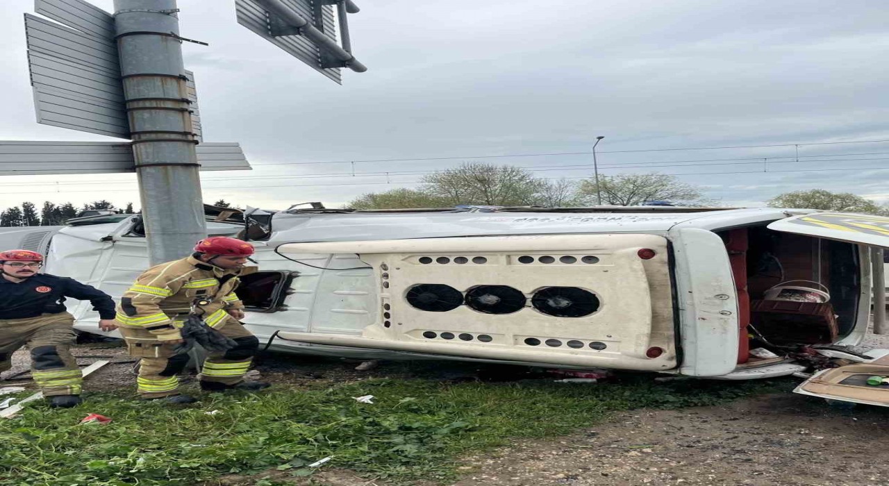 Bursada servis aracı bariyerlere çarptı: 6 yaralı