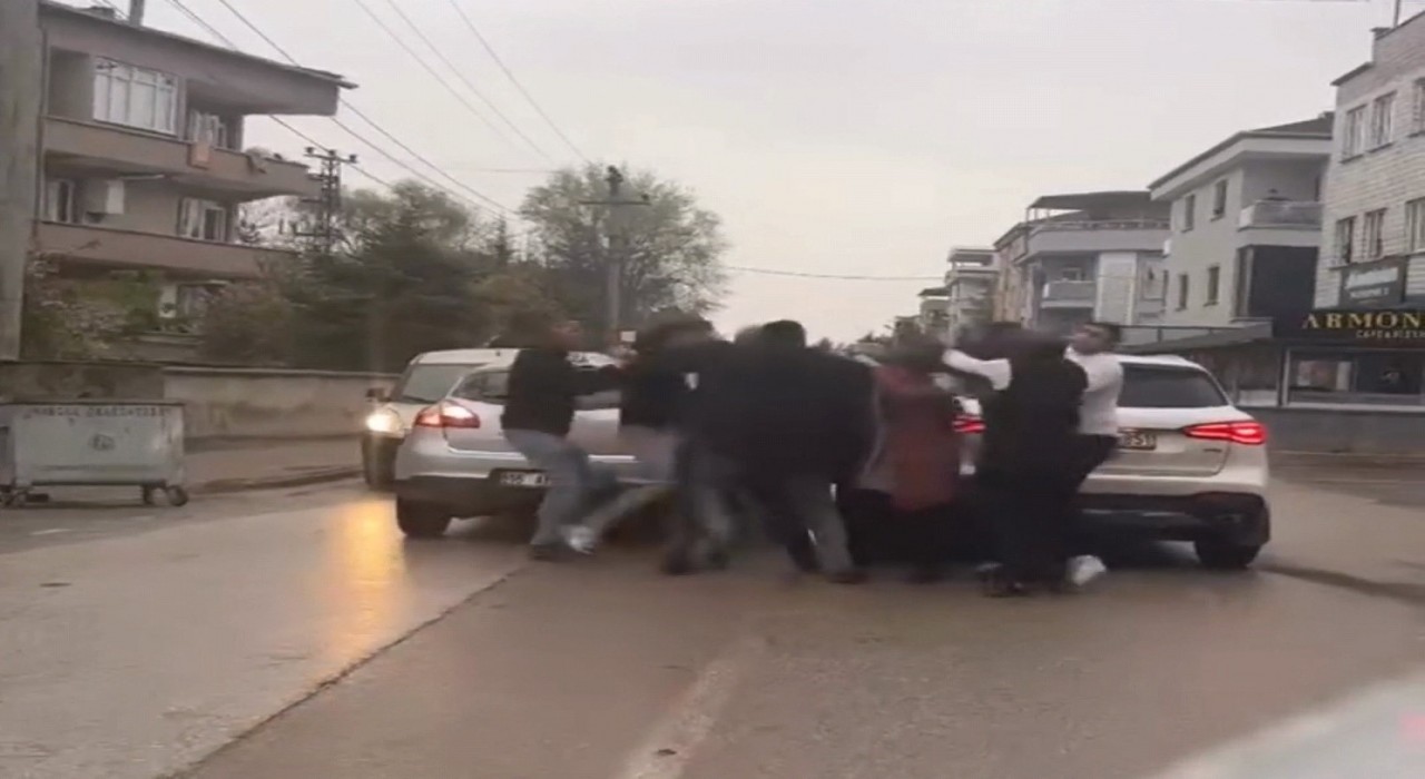 Bursada yol verme kavgası: Sürücüler ve yolcular birbirine girdi
