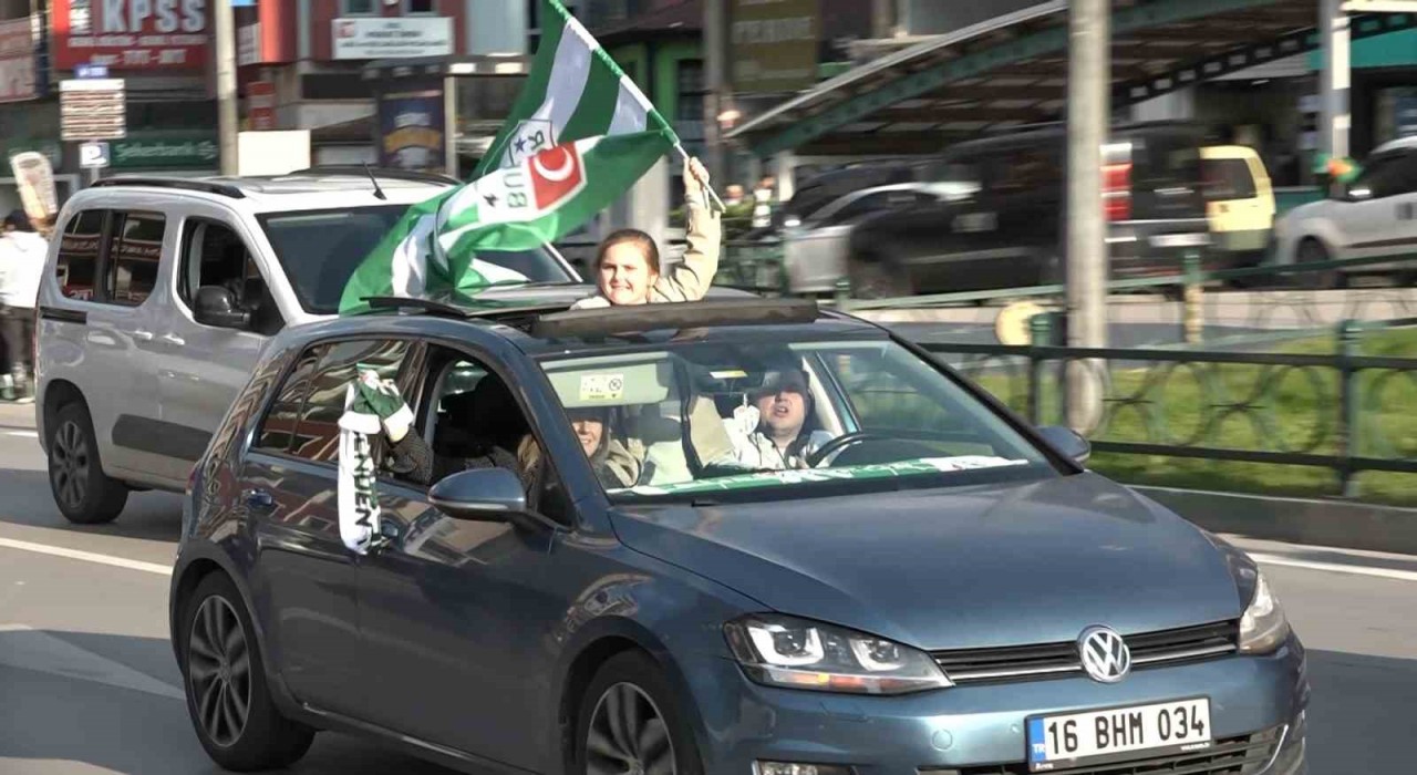 Bursasporlu taraftarlar şampiyonluk coşkusuyla sokaklara akın etti