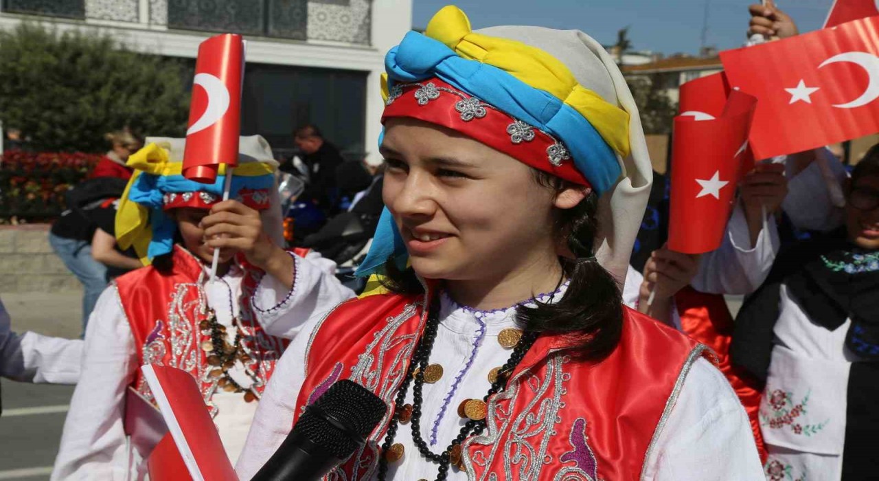 Büyükçekmecede 23 Nisan coşkusu sokaklara taştı