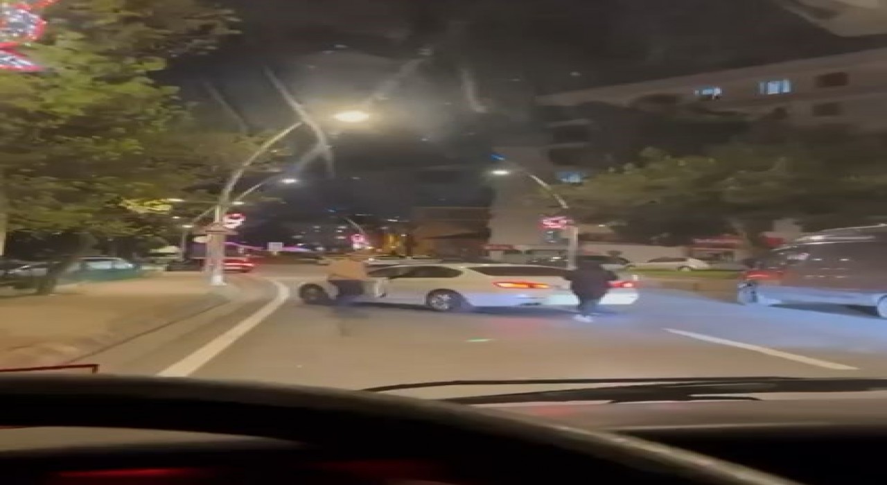 Büyükçekmecede yol kesip aracı yumruklayan sürücü kamerada