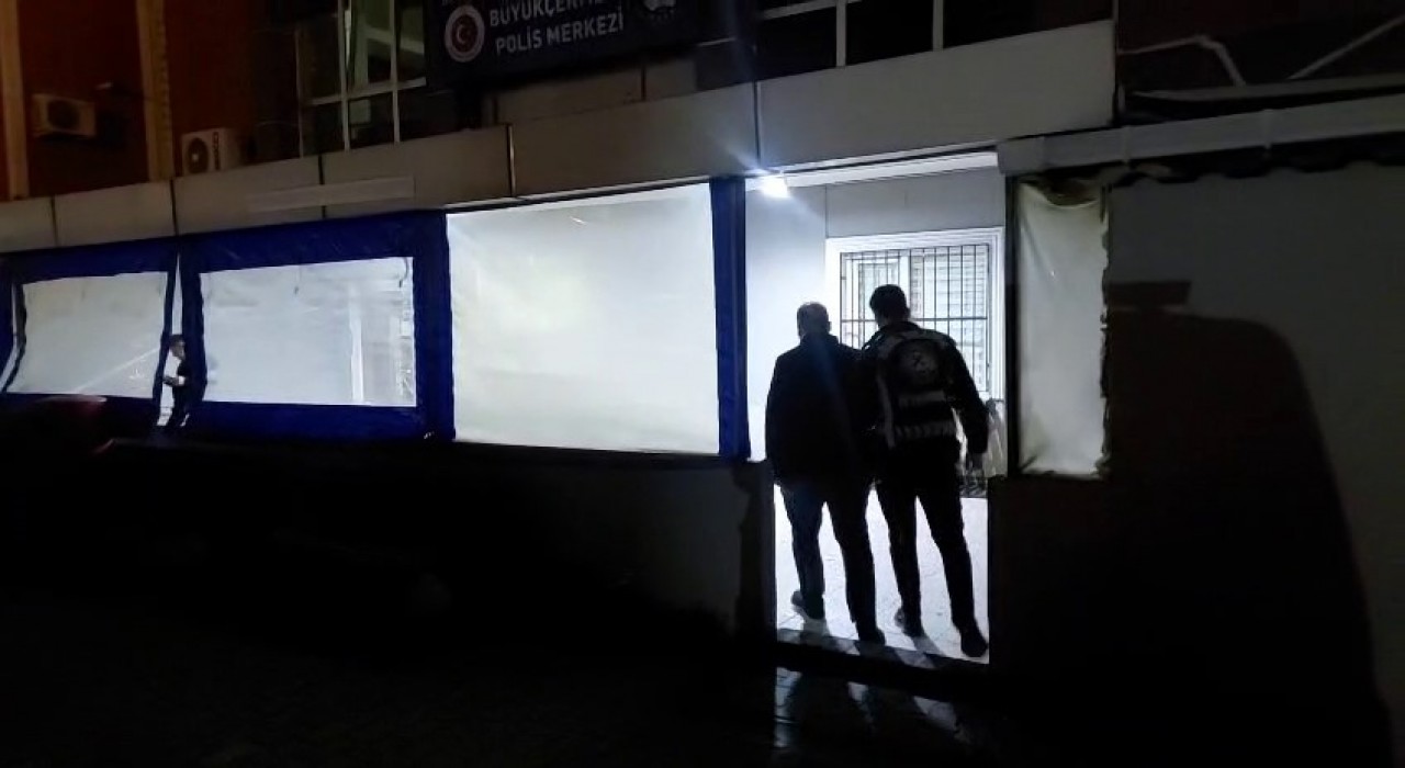 Büyükçekmecede yol kesip aracı yumruklayan sürücü yakalandı