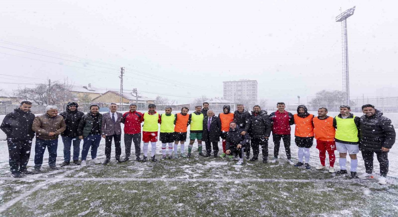 Büyükkılıç, Görme Engelliler B1 Futbol Milli Takımının Kayseri Kampını ziyaret etti