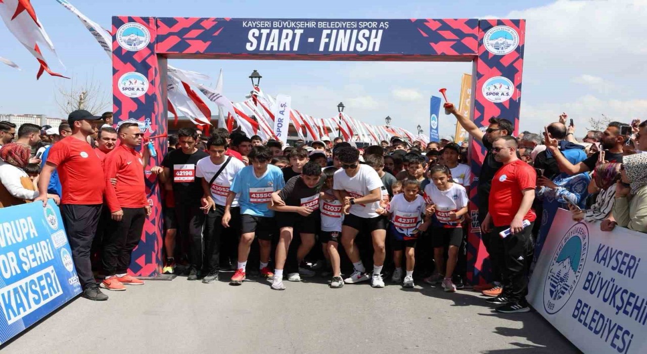 Büyükşehir Spor A.Ş.nin çocuk koşusuna yüzlerce minik sporcu katıldı