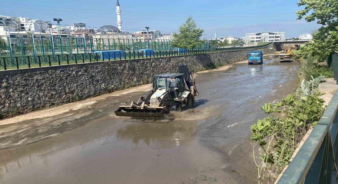 Büyükşehirden Mandıras Deresinde yaz temizliği