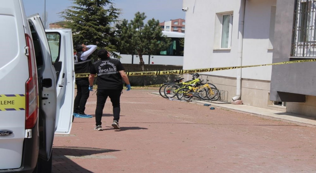 Cam silerken 4üncü kattan düşerek ağır yaralanan kadın hayatını kaybetti