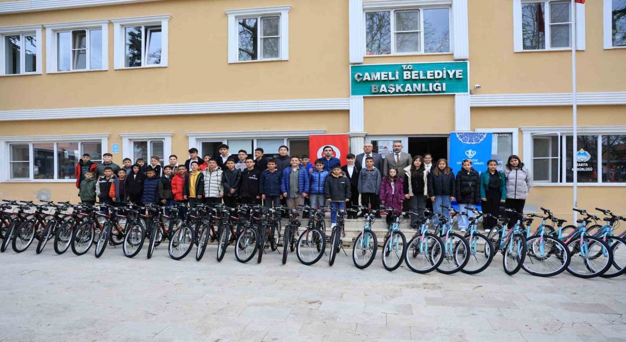 Çamelinde camiye giden çocuklar bisikletle ödüllendirildi
