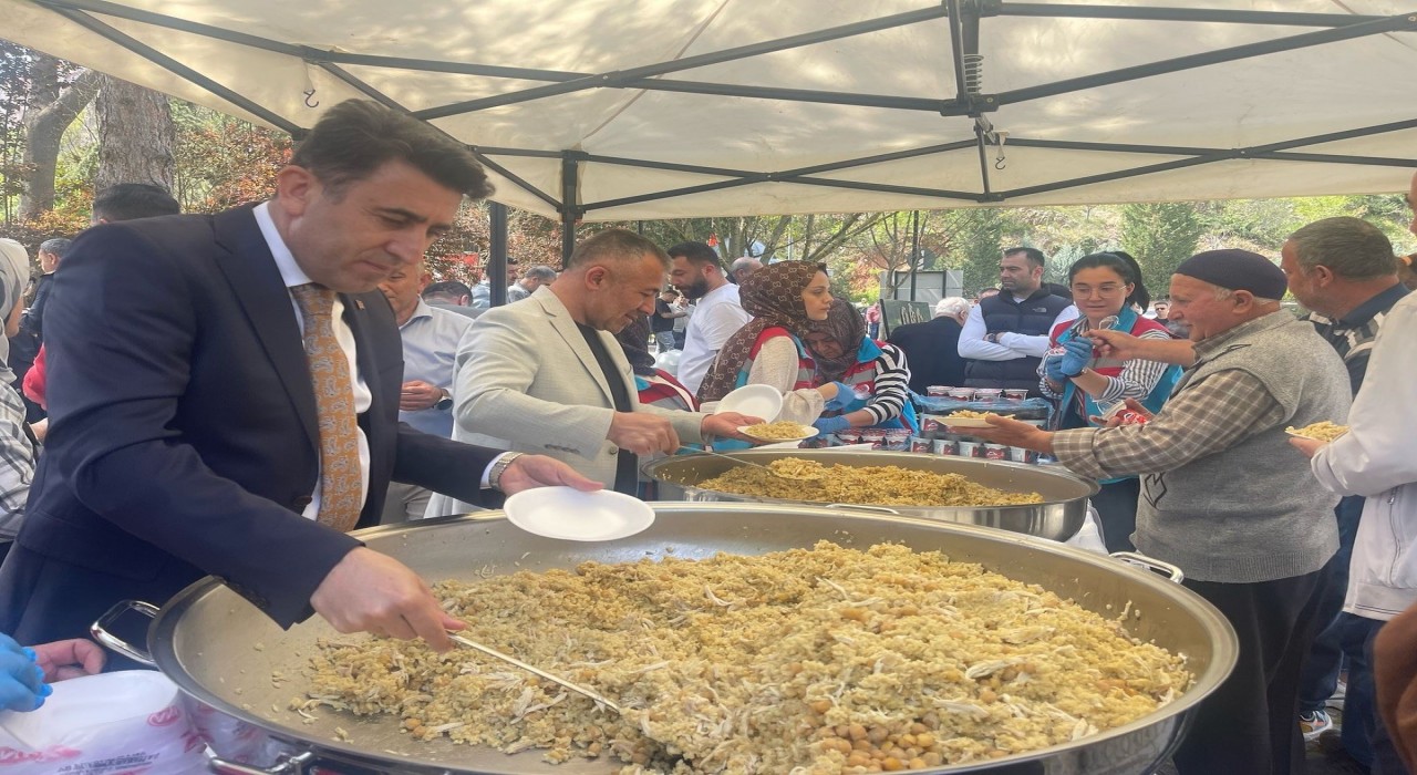 Cami çıkışı binlerce kişiye ‘Şifalı Pilav ikram ettiler