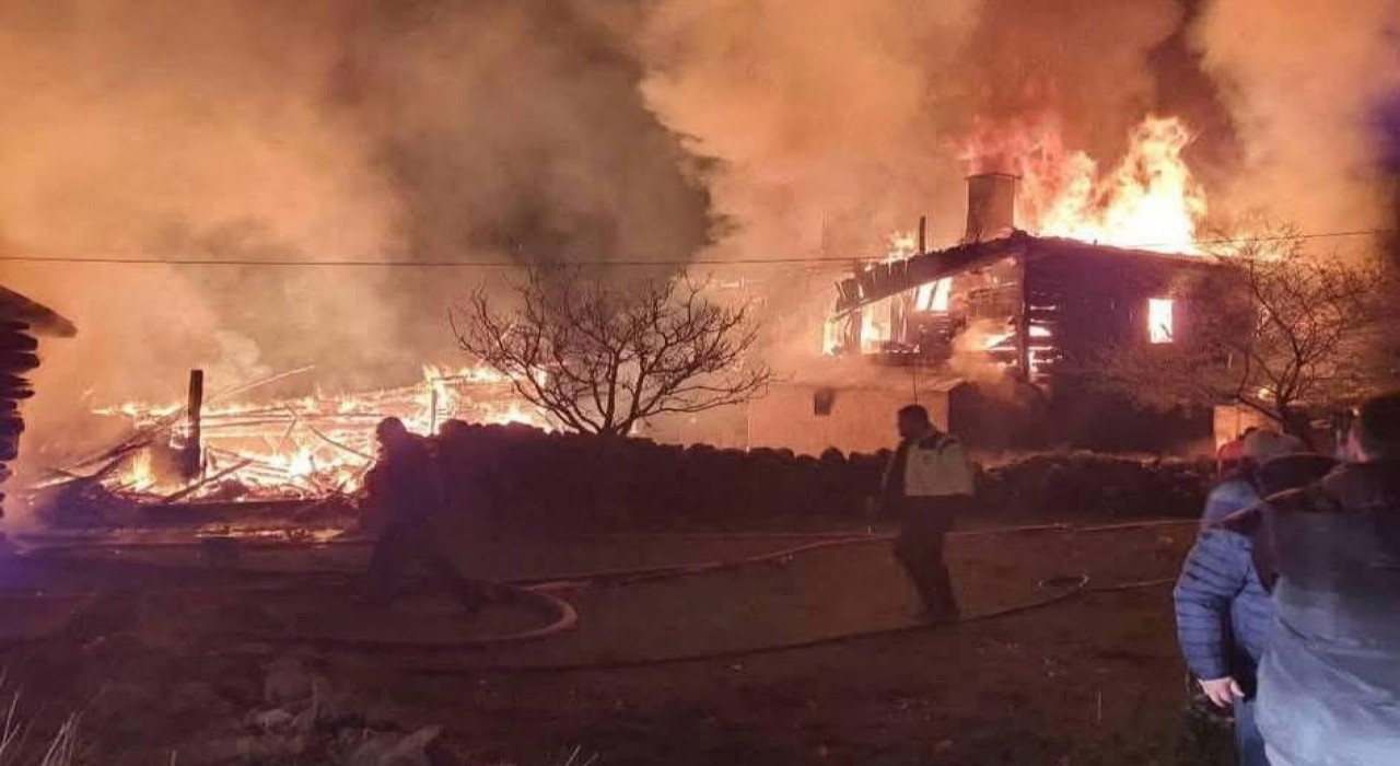 Çamlıderede çıkan yangında 4 ev 2 samanlık kullanılmaz hale geldi