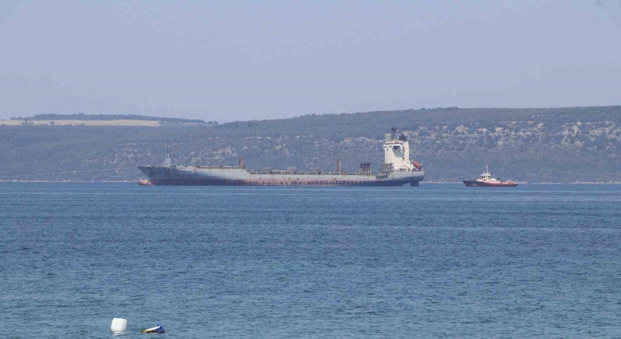 Çanakkale Boğazından geçen konteyner gemisi makine arızası yaptı