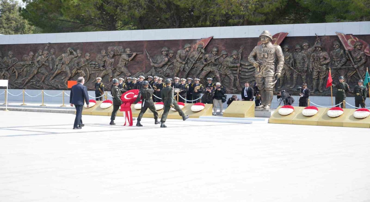 Çanakkale Kara Savaşlarının 110. yıl dönümü etkinlikleri Şehitler Abidesinde törenle başladı