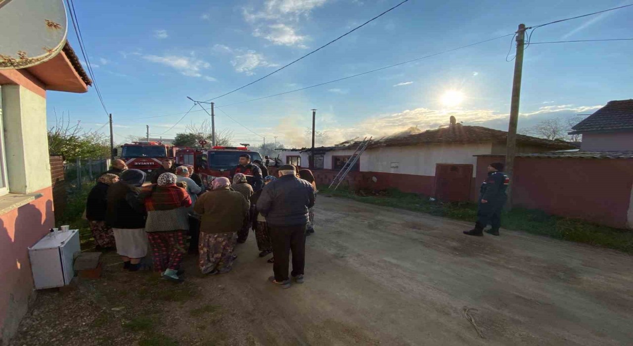 Çanakkalede ev yangınında 1 kişi hayatını kaybetti