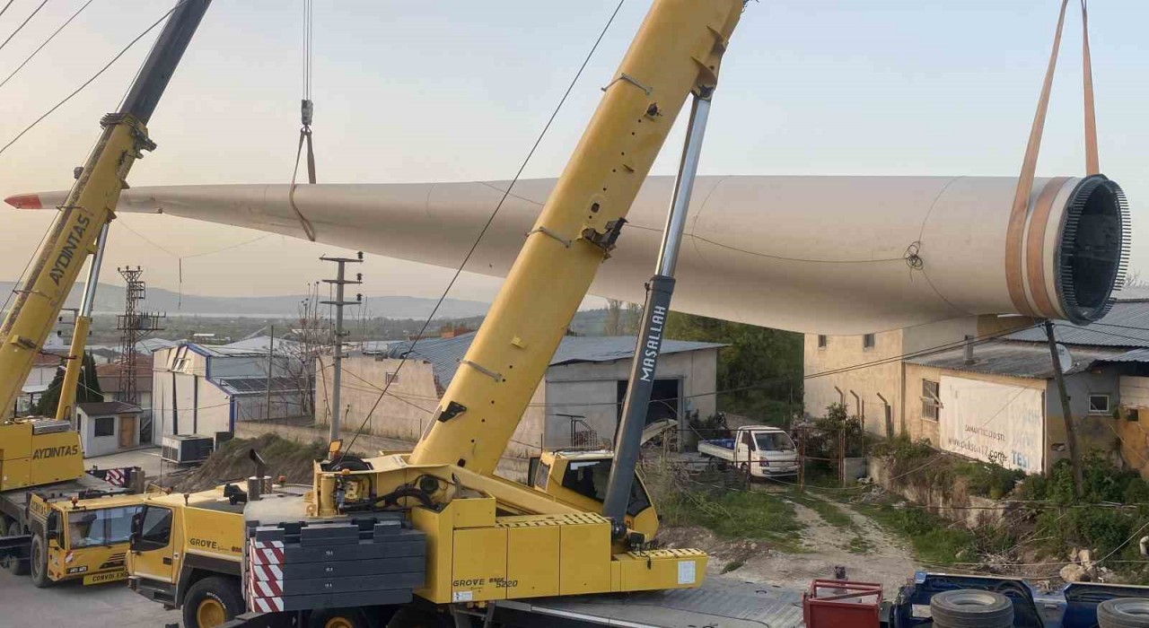 Çanakkalede fabrika üzerine devrilen rüzgar gülü 9 saatlik çalışmayla kaldırıldı