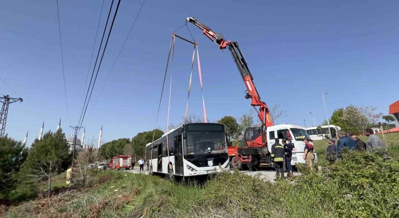 Çanakkalede yoldan çıkan otobüste şoför mahsur kaldı