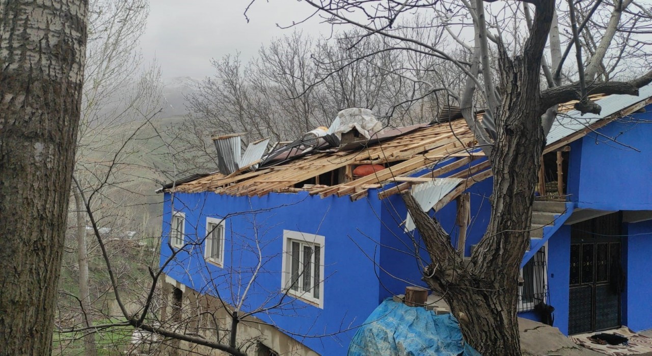 Çatakta fırtına hasara neden oldu