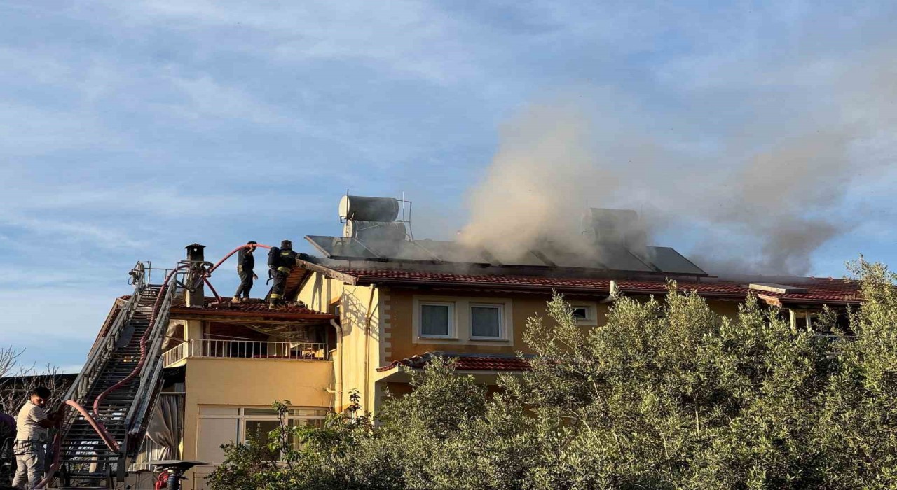 Çatıda çıkan yangın evi sardı