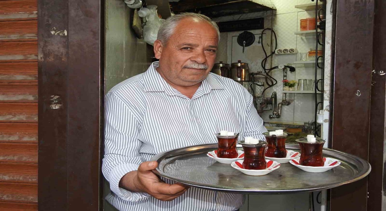 Çaycı İsmet Ustanın ocağı 35 yıldır bir metrekarelik dükkanda kaynıyor
