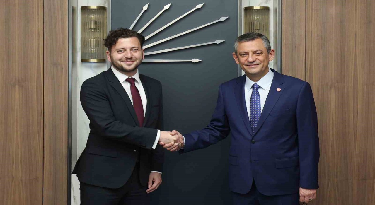 CHP lideri Özel, Almanya Yeşiller Partisi Eş Genel Başkanı Felix Banaszakı kabul etti