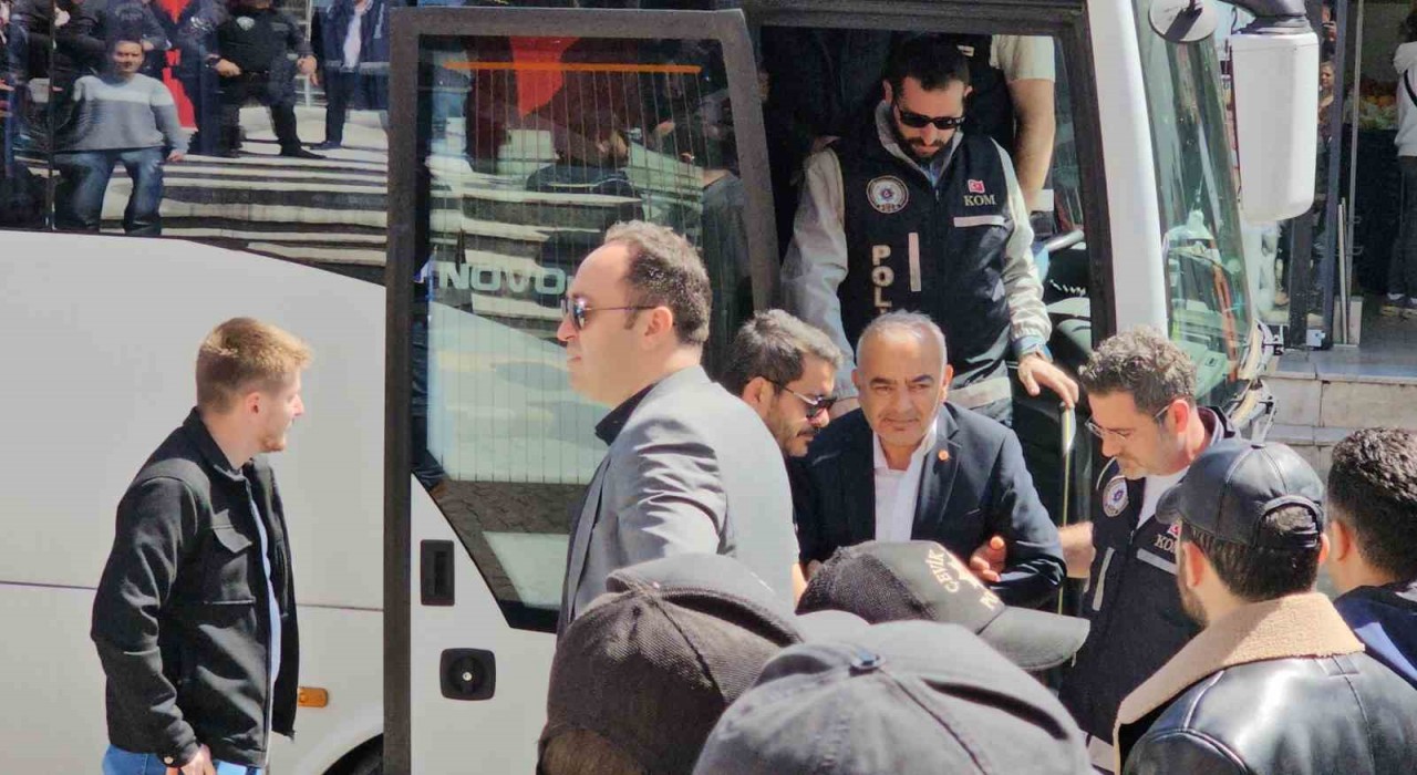 CHPli eski belediye başkanı usülsüzlük soruşturmasında adliyede