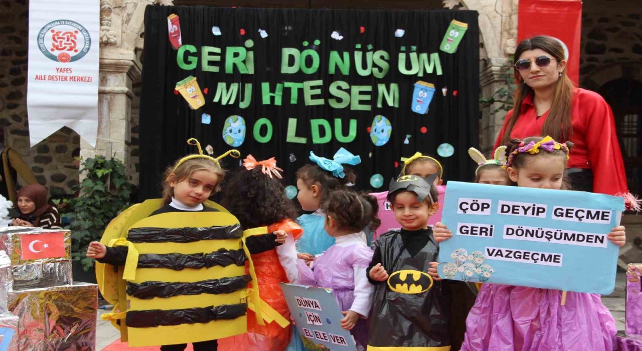 Cizrede atık malzemelerden çocuk defilesi düzenlendi