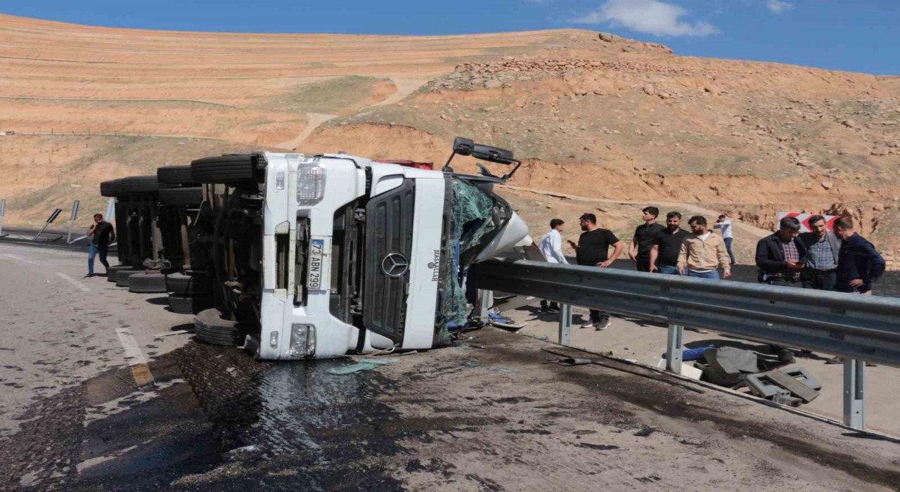 Cizrede freni boşalan tır devrildi: 1 yaralı