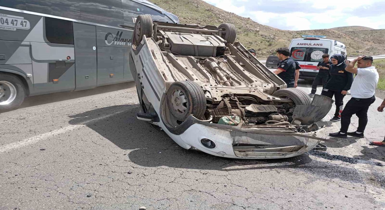 Cizrede hafif ticari araç takla attı: 1 yaralı