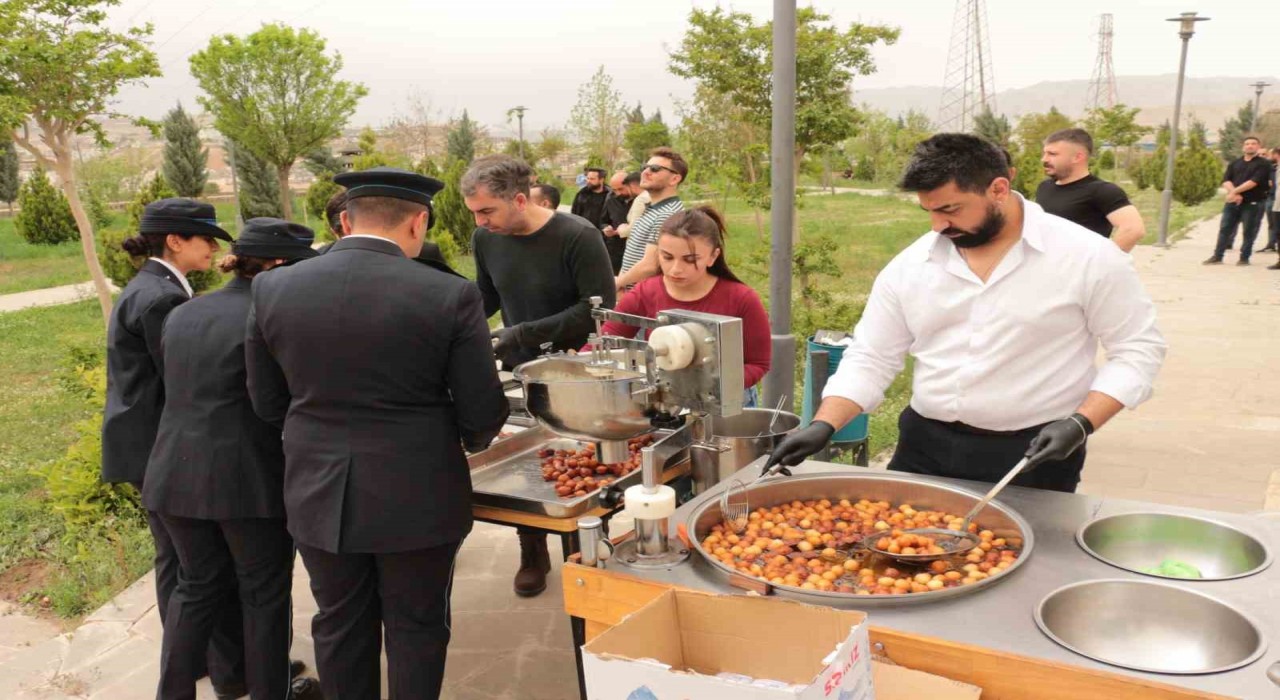 Cizrede Polis Haftası etkinlikleri kapsamında şehitler anıtına karanfil bırakıldı