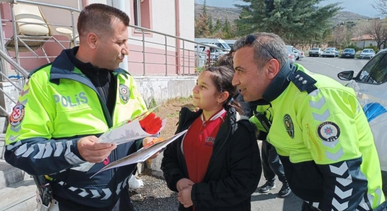 Çocuklardan polis anne ve babalarına sürpriz ziyaret