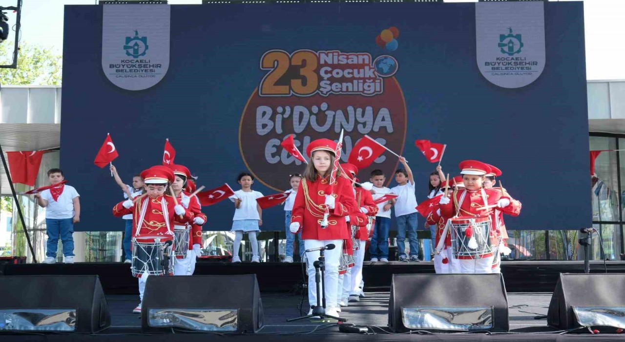 Çocuklardan renkli bando gösterisi