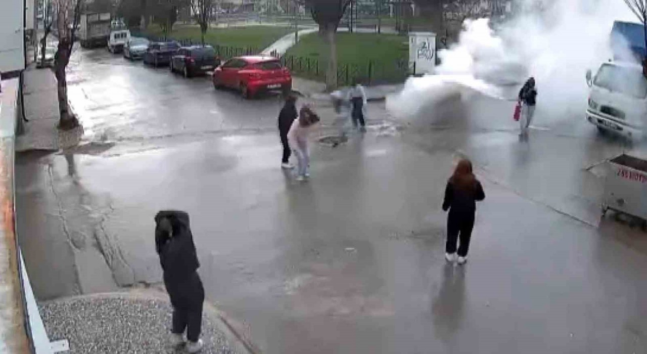 Çocukların camide tehlikeli oyunu