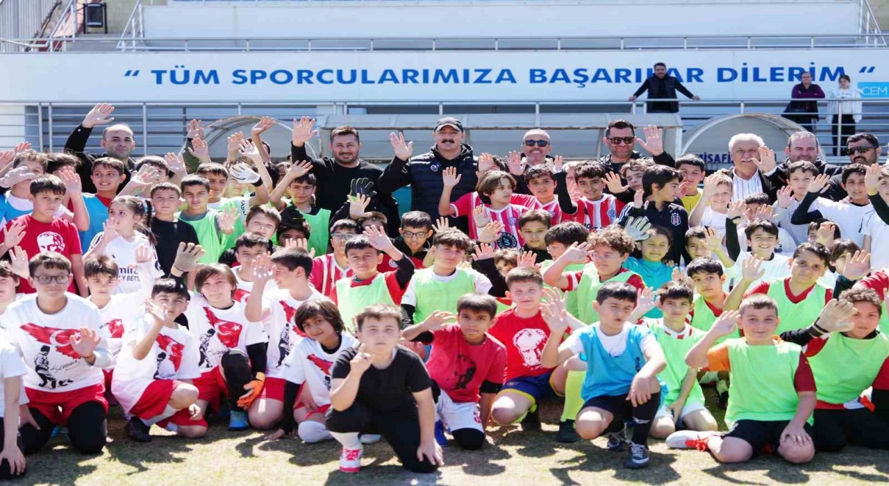 Çocukların turnuvasında başlama vuruşunu Başkan Kotan yaptı