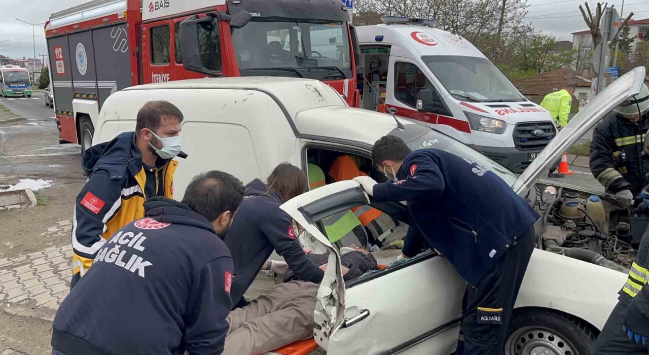 Çorluda trafik kazası: Araçta sıkışan yaralıyı itfaiye kurtardı