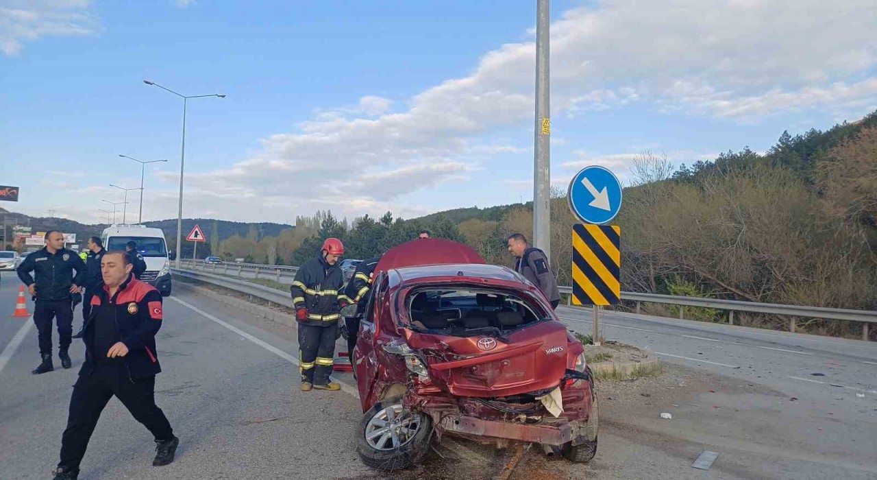 Çorum'da iki otomobil çarpıştı: 3 yaralı